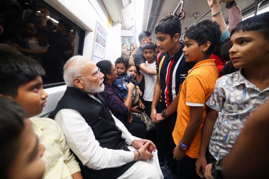 प्रधानमंत्री नरेंद्र मोदी मेट्रो सफर बच्चों से की बातचीत