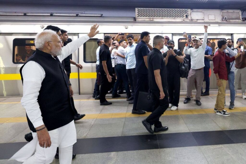 प्रधानमंत्री नरेंद्र मोदी मेट्रो सफर: बच्चों और यात्रियों से की बातचीत
