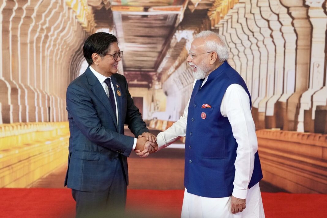 ब्रिक्स शिखर सम्मेलन: पीएम मोदी ने भारत मंडपम में पहुंचे नेताओं का किया स्वागत ब्रिक्स शिखर सम्मेलन: पीएम मोदी ने भारत मंडपम में पहुंचे नेताओं का किया स्वागत