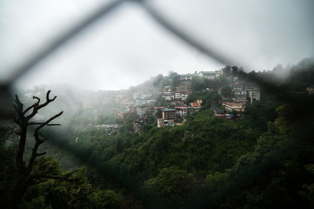 मानसून की विदाई के बीच बदला मौसम, पहाड़ों में बर्फबारी तो राजस्थान में बढ़ा तापमान