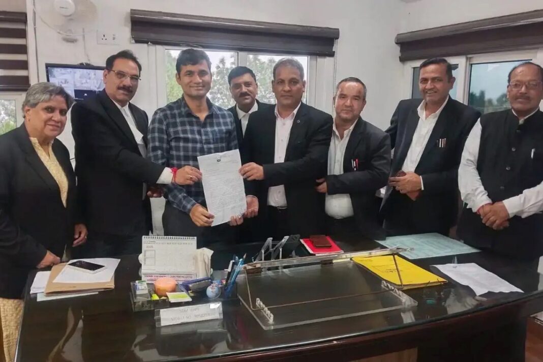 मुनिकीरेती में डीएम टिहरी कैंप कार्यालय खोलने का विरोध, बार एसोसिएशन ने सीएम से निरस्त करने की मांग की मुनिकीरेती में डीएम टिहरी कैंप कार्यालय का विरोध, बार एसोसिएशन ने की निरस्त करने की मांग