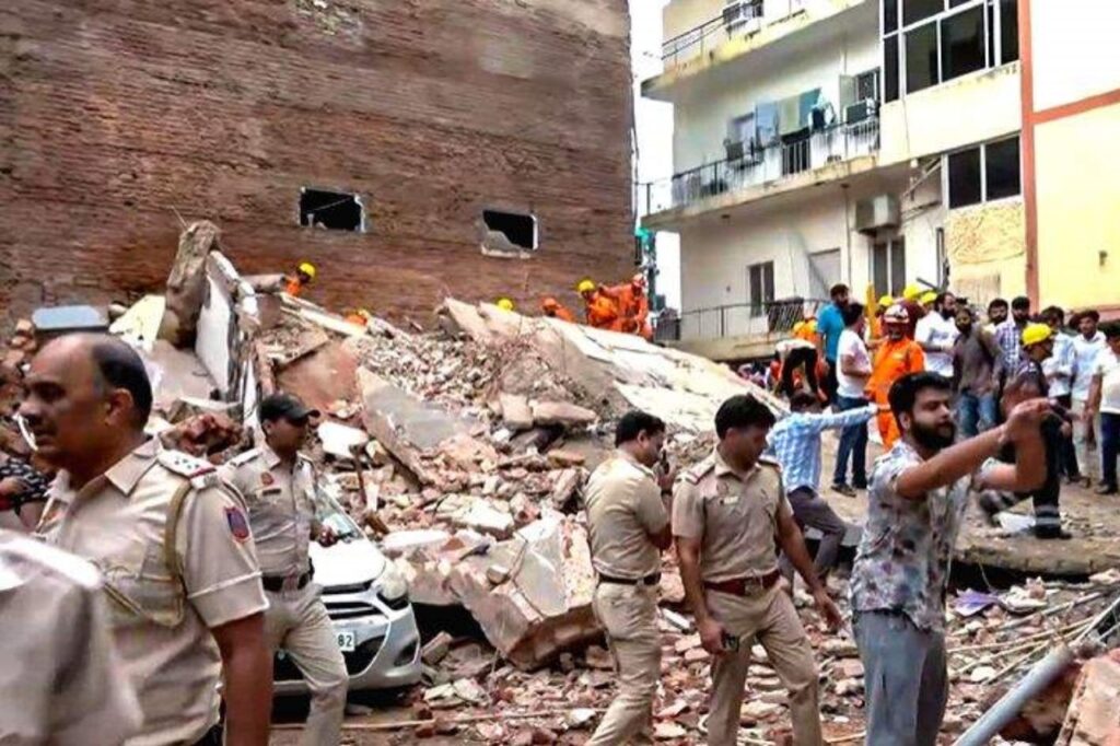सत्य निकेतन इमारत हादसा: बहुमंजिला इमारत ढही, कई लोगों के फंसे होने की आशंका